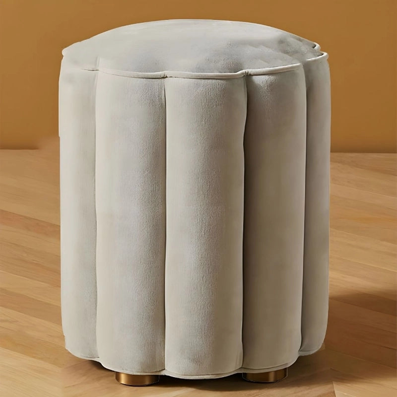Its floral-inspired shape fits perfectly in apartment lounges or near a modern coffee table.
